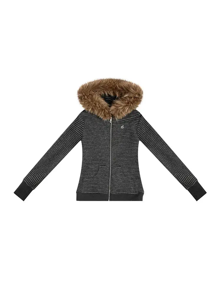 Produktfoto der cremefarbenen, gerippten Strick-Kapuzenjacke, flach ausgelegt.