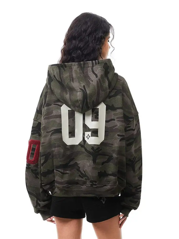 Vue de dos de sweat à capuche camouflé, avec un grand numéro gris «09» imprimé sur le dos, streetwear vintage.