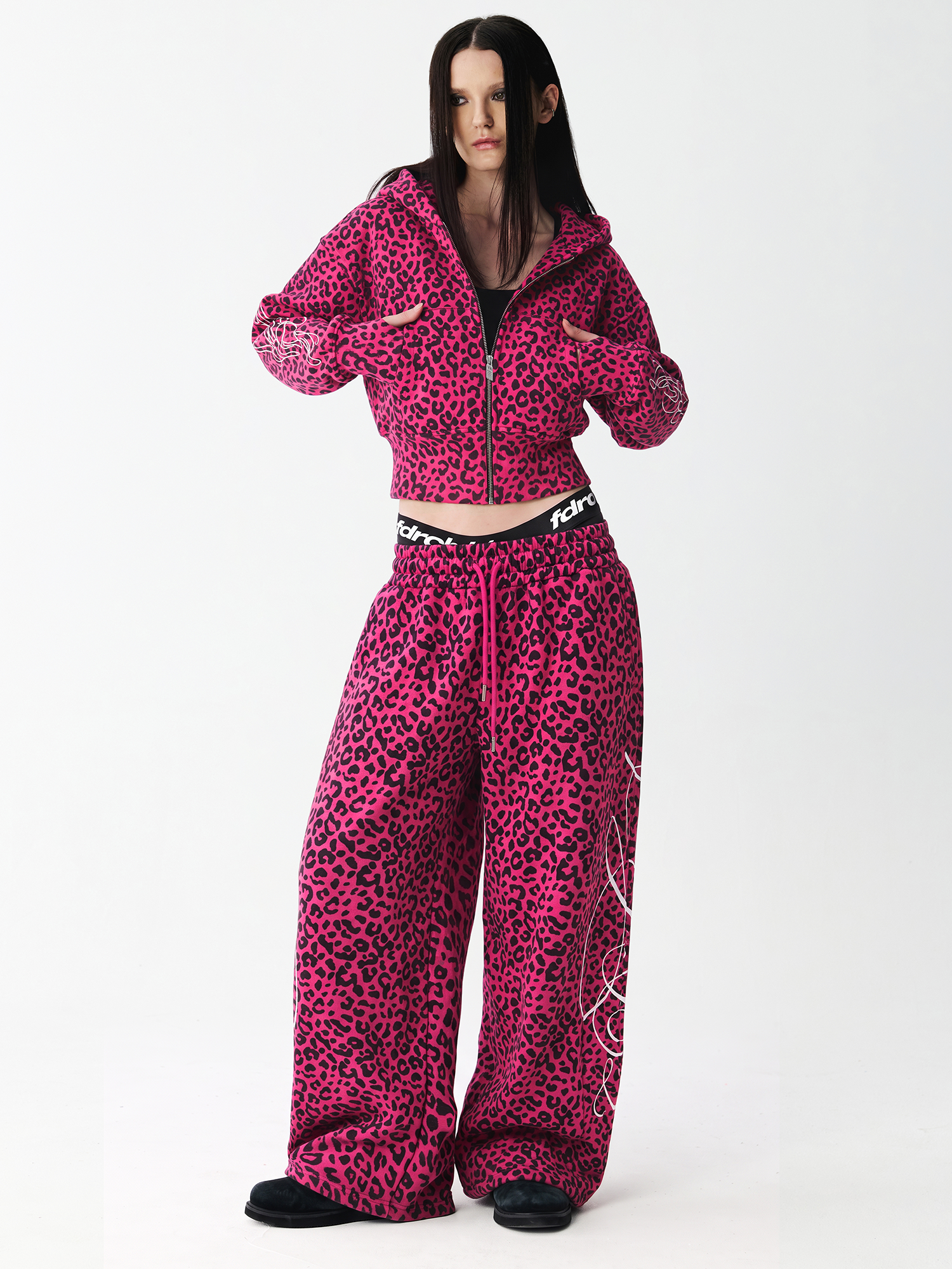 Pantalones de chándal anchos con estampado de leopardo y grafiti