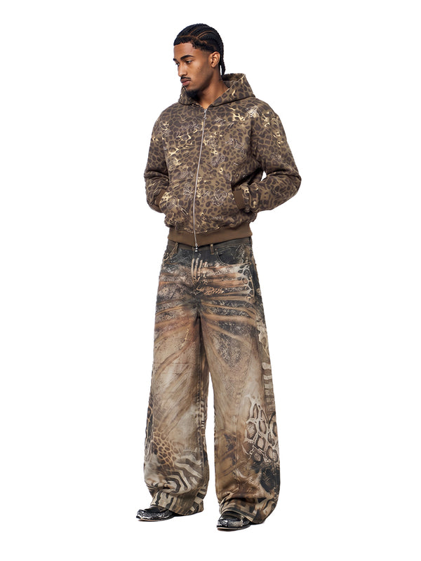 Modèle portant un sweat à capuche oversize à l'esthétique techwear de FDR Studios et un pantalon baggy usé et déchiré