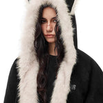 Detailansicht des niedlichen Kunstfell-Katzenohr-Designs an der Kapuze dieser gemütlichen Damen-Winterjacke