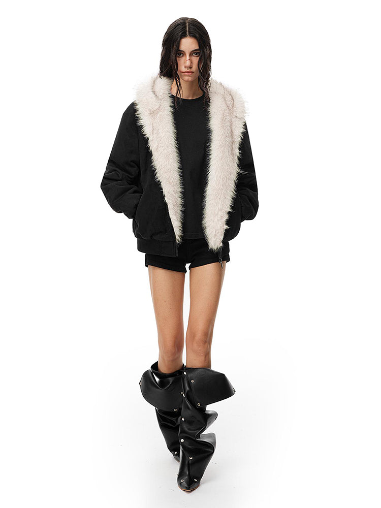 Ganzkörperansicht des Damen-Streetwear-Outfits mit der schwarzen Katzenohr-Kunstfelljacke und dem thermischen Parka-Stil