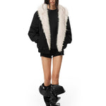 Ganzkörperansicht des Damen-Streetwear-Outfits mit der schwarzen Katzenohr-Kunstfelljacke und dem thermischen Parka-Stil