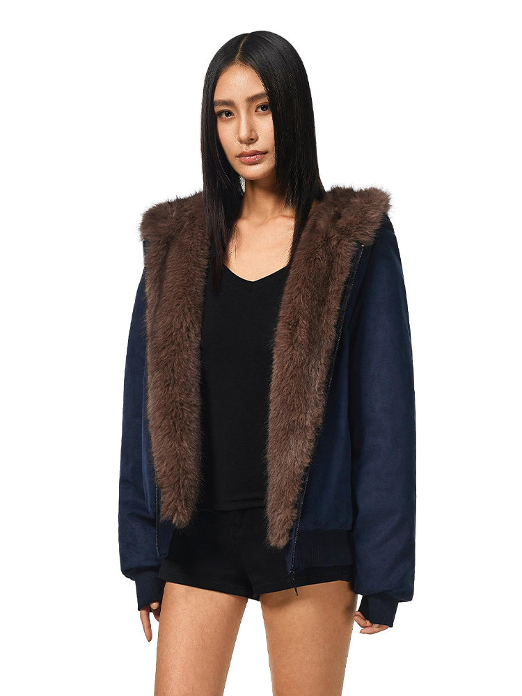 Dunkelmarineblaue oder graue Damen-Pelzjacke mit Kapuze, integrierten Katzenohren und weicher brauner Borte – Hauptproduktansicht.