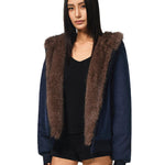 Dunkelmarineblaue oder graue Damen-Pelzjacke mit Kapuze, integrierten Katzenohren und weicher brauner Borte – Hauptproduktansicht.