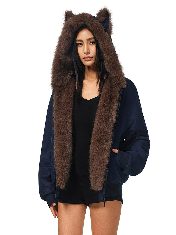 Dunkelmarineblaue Damenjacke mit einer großen, aus braunem Kunstfell gefütterten Kapuze mit passenden braunen Katzenohren