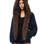 Dunkelmarineblaue Damenjacke mit einer großen, aus braunem Kunstfell gefütterten Kapuze mit passenden braunen Katzenohren