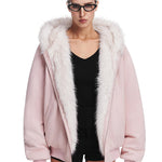 Ein Modell posiert in einem hellrosa Kapuzenjacke mit flauschigem weißen Kunstfellbesatz und Katzenohren und zeigt die flauschigen Details.