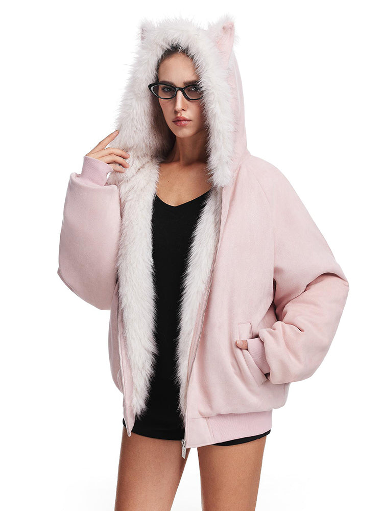 Nahaufnahme der hellrosa Damenjacke mit weißer Kunstfellfütterung und Katzenohren, die die weiche Textur hervorhebt.