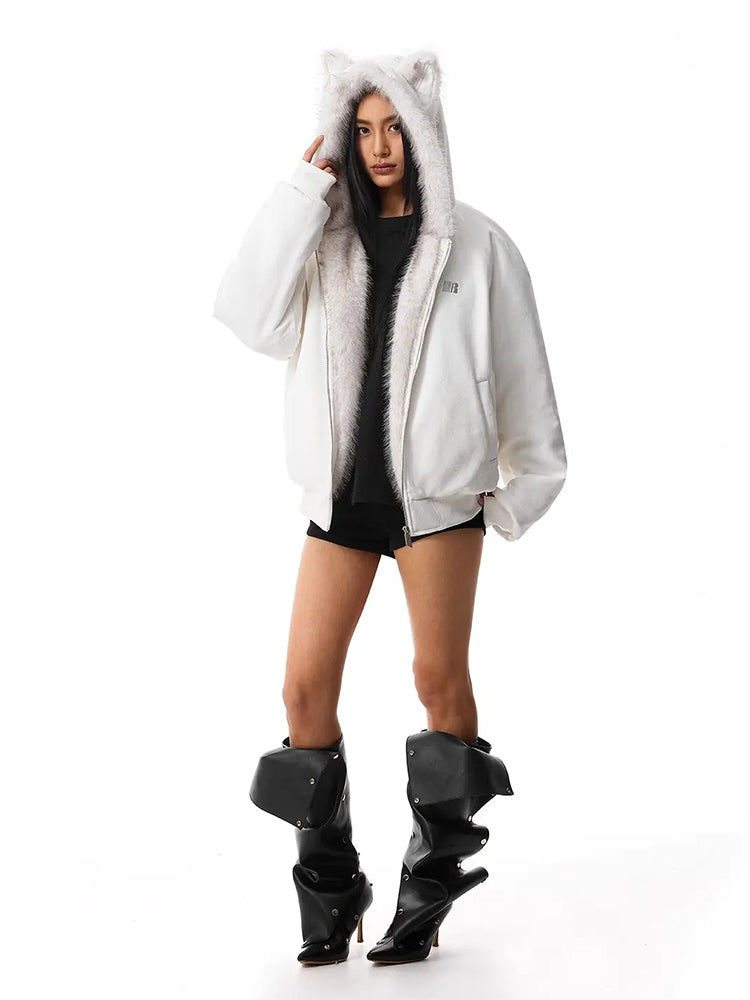 Eine Modelle posiert in der weißen Katzenohren-Kapuzenjacke und hebt die weiche, flaumige weiße Textur vor weißem Hintergrund hervor.