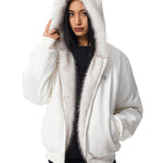 Detailaufnahme des flauschigen weißen Kunstfell-Kragens und der Reißverschlussverbindung der Damen-Katzenohr-Jacke