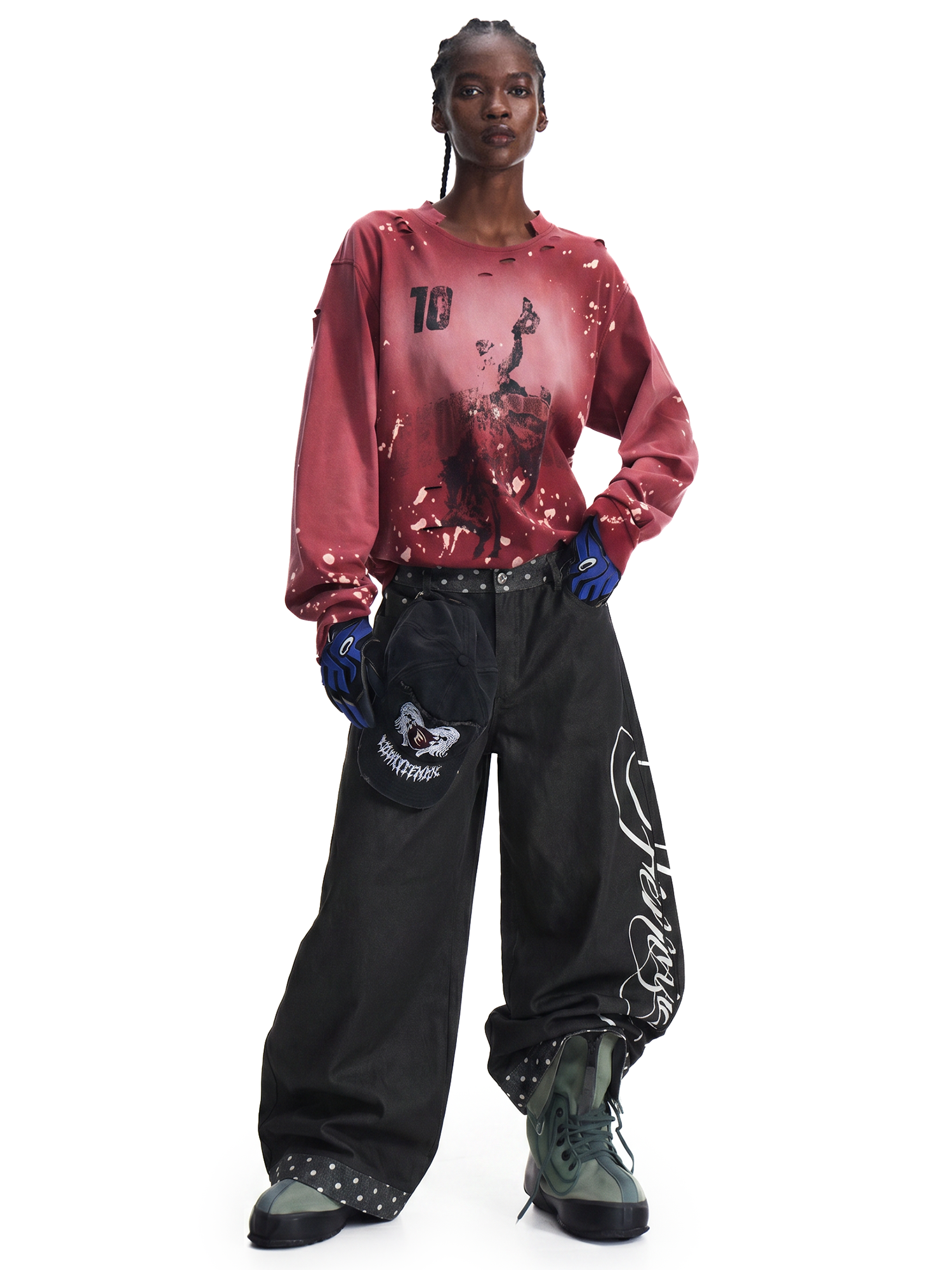Vitrine du style streetwear avec un sweat à col rond orné d'un graphisme rouge et d'un pantalon à jambe ultra large noire.