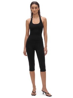 Haltertop mit freiem Rücken und hochtaillierten Capri-Leggings