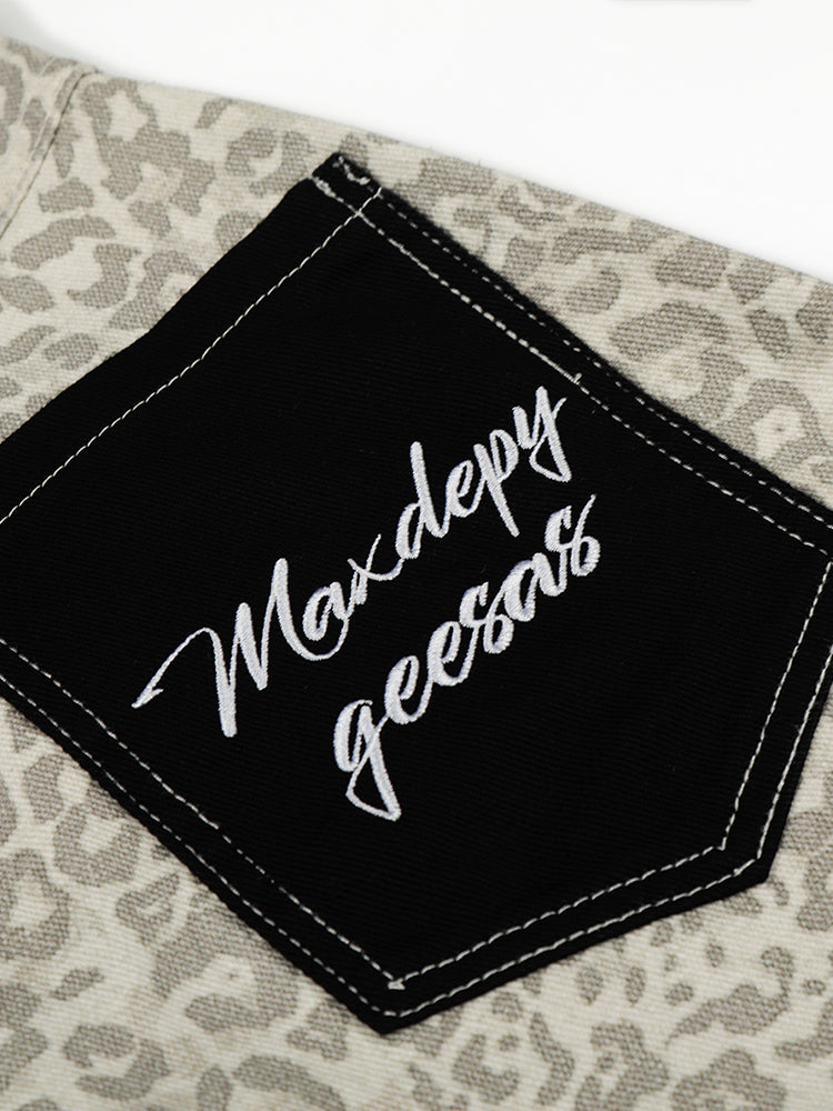 Black patch with 'Maxdepy geessas' text on a patterned background