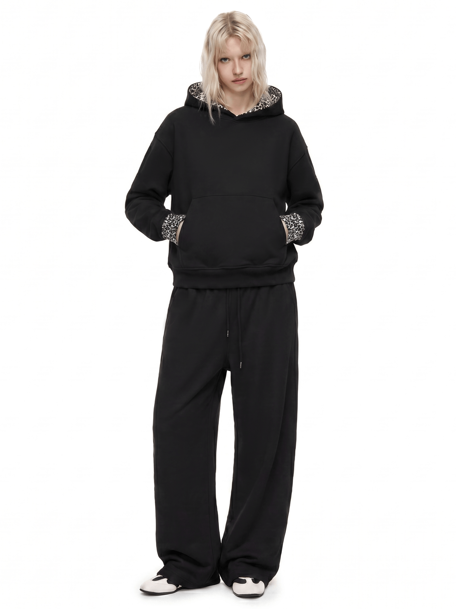 Sweat à capuche zippé noir déconstruit de la grande rue, avec doublure à impression numérique de pois à haute densité et pantalon ample