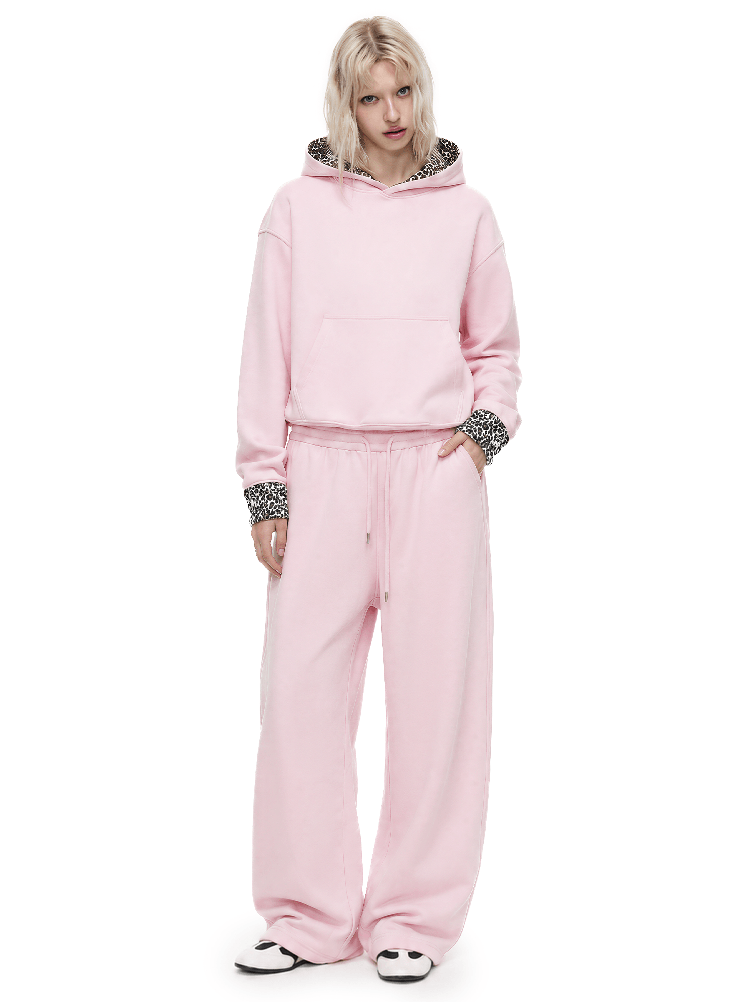 Pull à capuche oversized court rose pâle doux unisexe et pantalon de survêtement à jambe large à effet de poolage, décoré de patchwork léopard