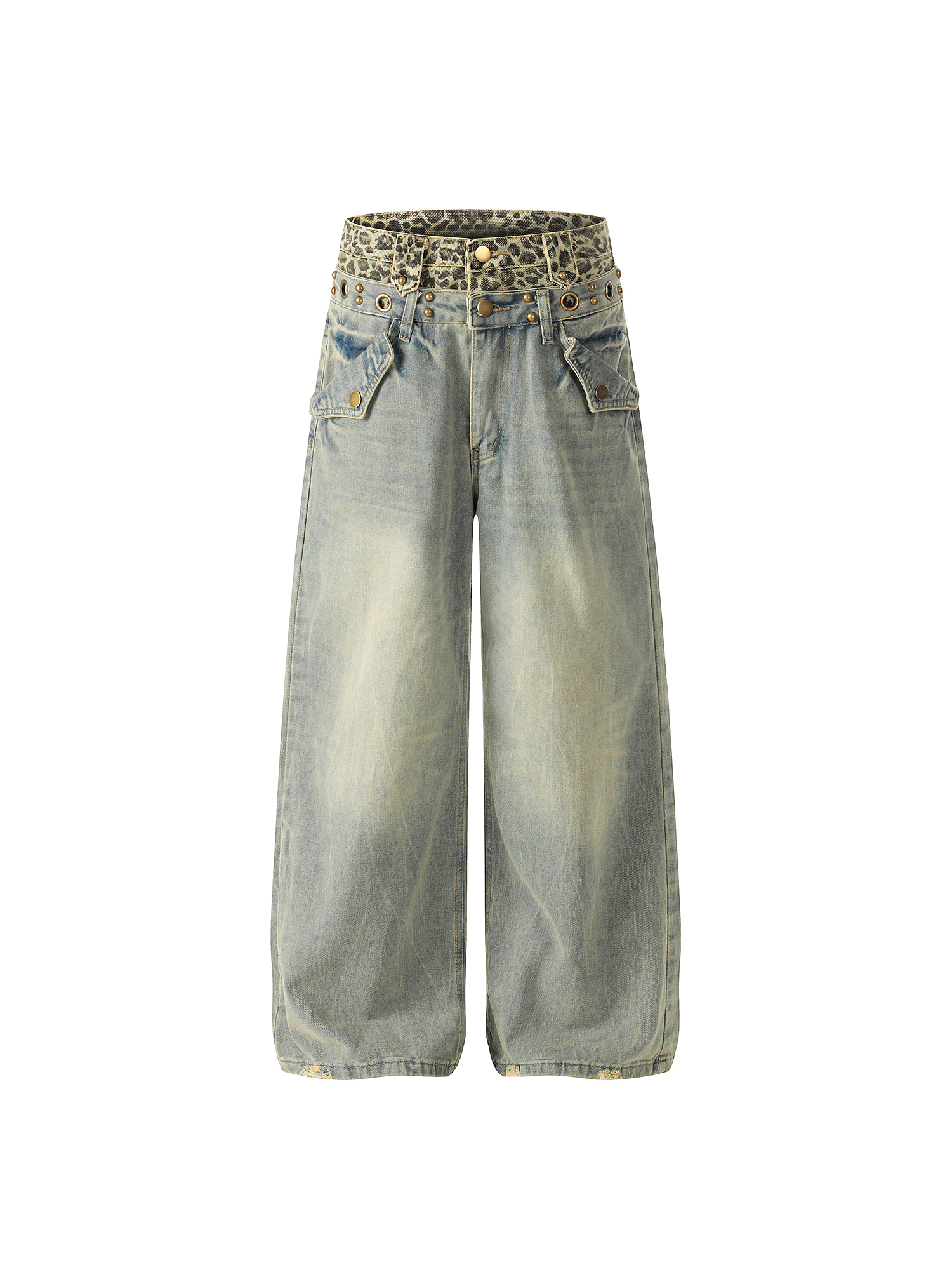 Photographie du produit de face de jeans en denim lavé clair amples, avec un détail de la taille intérieure à imprimé léopard.