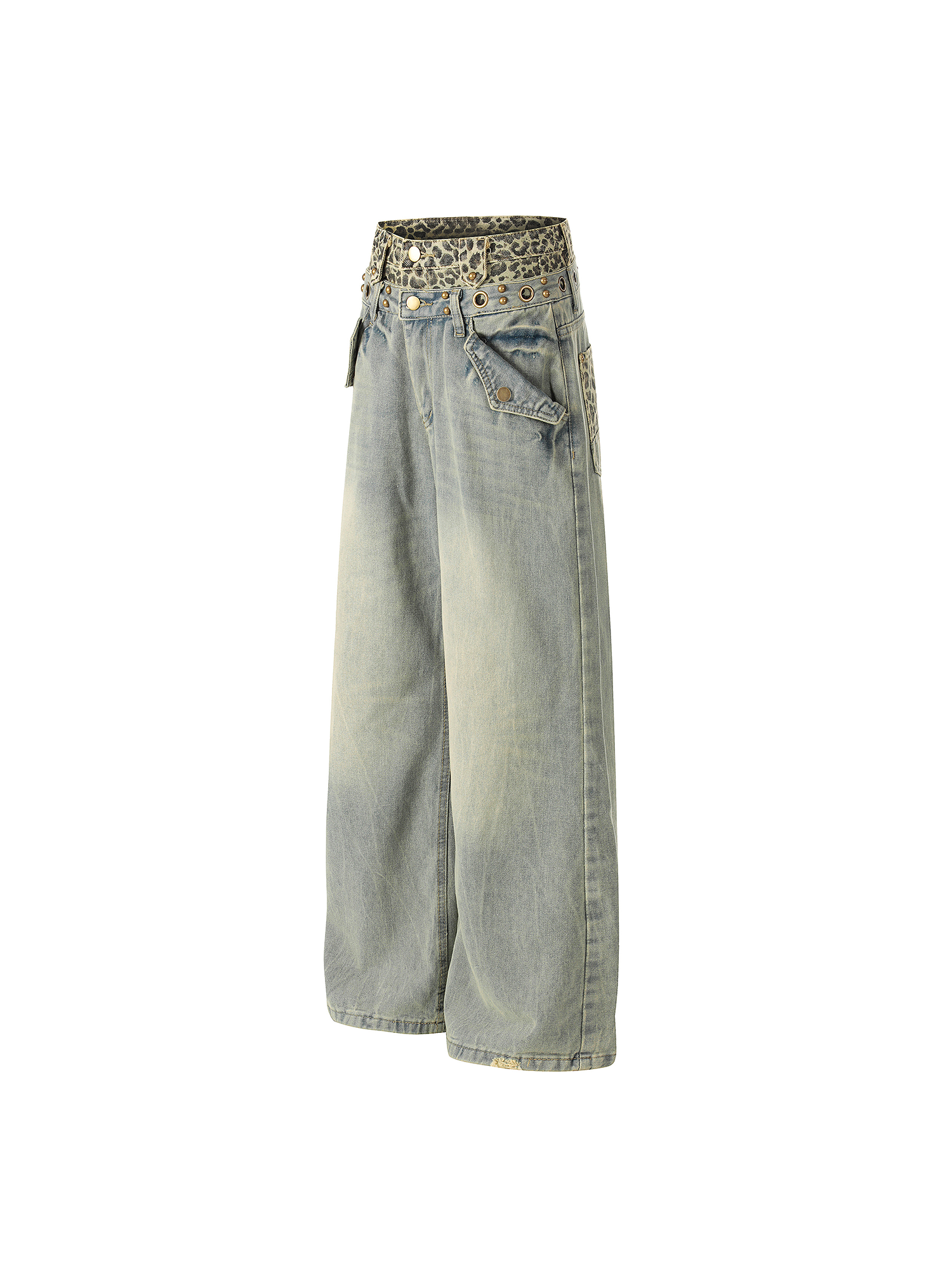 Jeans bleu clair avec une ceinture à motif sur fond blanc