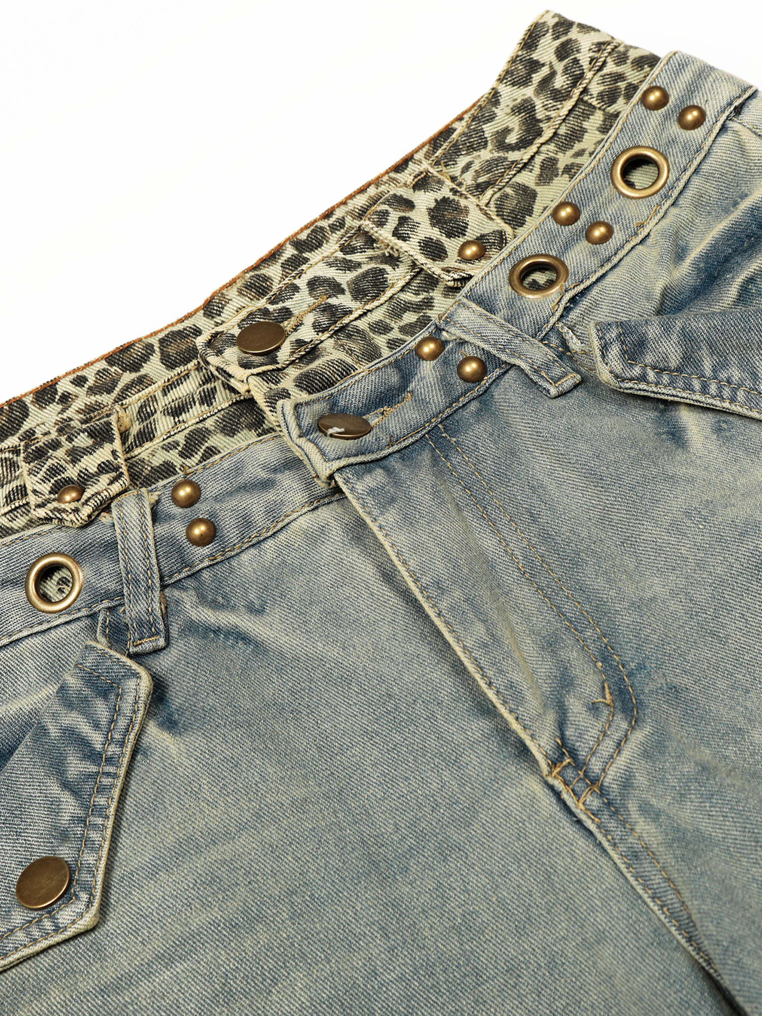 Vue de profil à trois-quarts de jeans oversize bleu clair, mettant en valeur la silhouette ample et la taille à plusieurs couches.