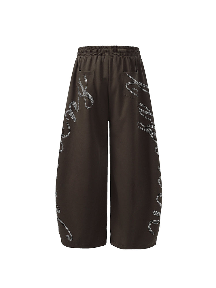 Vue de dos de jogging oversize marron foncé avec taille élastique et ourlet de jambe large.