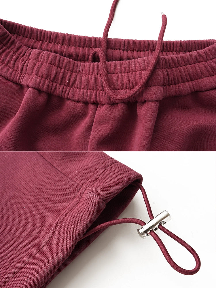 Détails techniques du pantalon de survêtement FDR Studios doté de boutons de serrage réglables et de quincaerie de cordon de serrage premium.