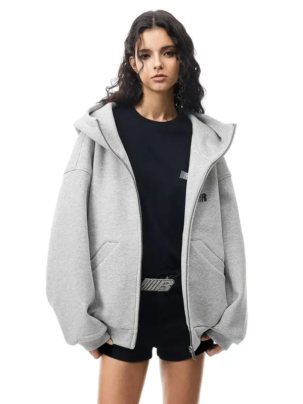 Plusieurs angles du modèle en sweat à capuche col haut gris, mettant en valeur le tissu structuré et le design minimaliste.